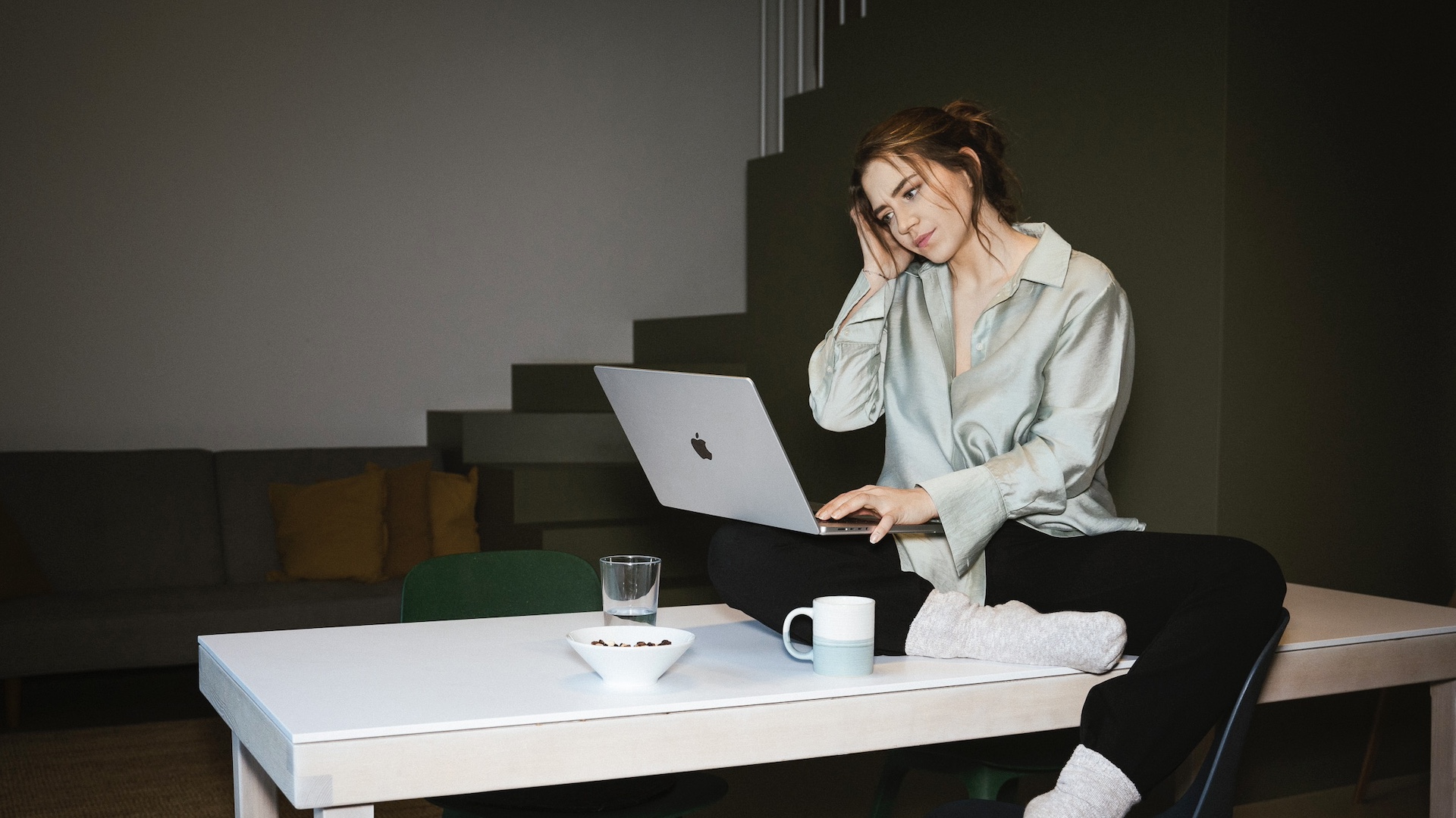 marie bliat spricht über den Alltag im weiblichen Zyklus, im Bild Model Darija (©Sabine Kneidinger)